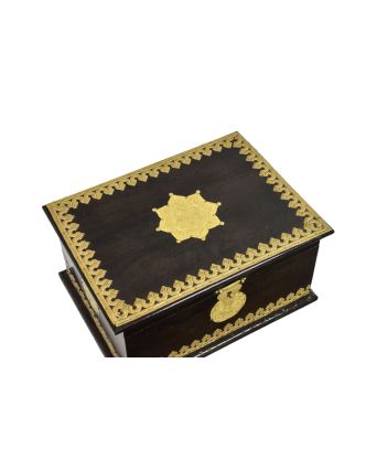 Ozdobná dřevěná šperkovnice zdobená mosazným plechem, 30x22x15cm