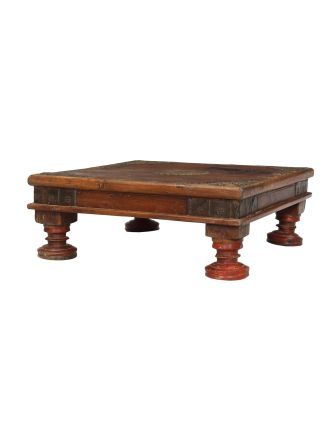 Starý čajový stolek z teakového dřeva zdobený mosazným kováním, 60x60x23cm