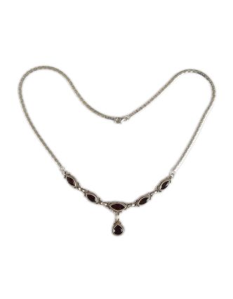 Stříbrný náhrdelník vykládaný broušeným almandinem, karabinka, délka cca 46cm