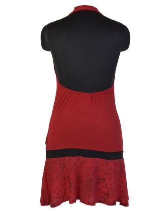 Krátké červené šaty bez rukávu za krk, kombinace tisku a výšivky