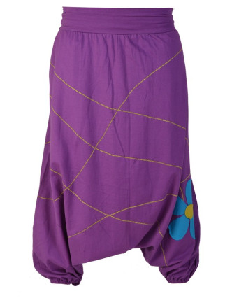 Fialové turecké kalhoty s aplikací květiny a výšivkou