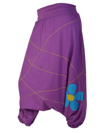 Fialové turecké kalhoty s aplikací květiny a výšivkou