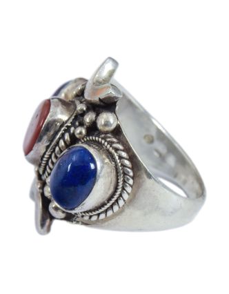 Stříbrný prsten, vel.56, vykládaný lapis lazuli a korál
