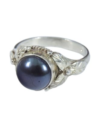 Stříbrný prsten, vel.64, vykládaný perlou