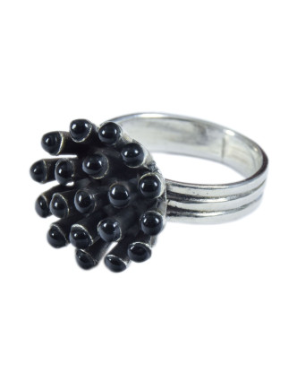 Stříbrný prsten, vel.54, vykládaný černým onyxem