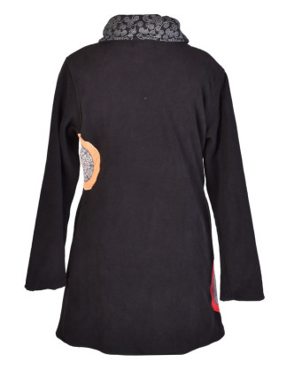 Černý kabát s límcem zapínaný na knoflíky, barevné aplikace, potisk a výšivka