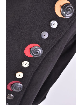 Černý kabát s límcem zapínaný na knoflíky, barevné aplikace, potisk a výšivka