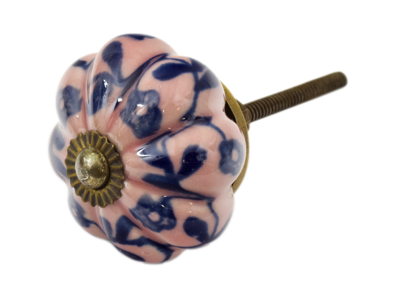 Malovaná porcelánová úchytka na šuplík, růžová s modrými květy