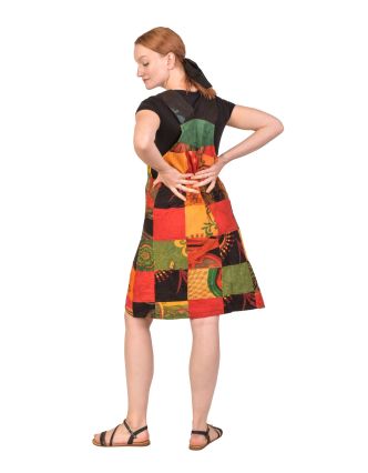 Krátké šaty s laclem a kapsou, multibarevný patchwork, bavlněný úplet