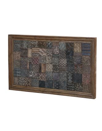 Dřevěný panel z mangového dřeva vyskládaný ze starých raznic, 91x9x153cm