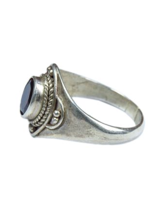 Stříbrný prsten vykládaný broušeným almandinem, AG 925/1000, 3g, Nepál