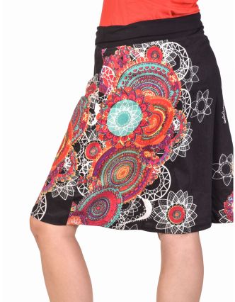 Krátká černá sukně s barevným potiskem, elastický pas a šňůrka