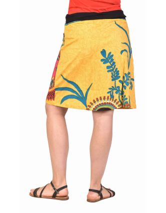 Krátká žlutá sukně s barevným potiskem, elastický pas a šňůrka