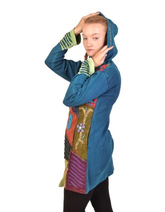 Prodloužená modrá mikina s kapucí a barevnou výšivkou, prostřihy, zip a kapsy