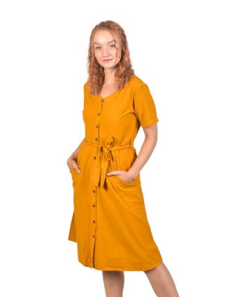 Žluté šaty s krátkým rukávem, midi délka, kapsy, propínací s páskem