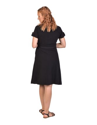 Černé šaty s krátkým rukávem, midi délka, kapsy, propínací s páskem