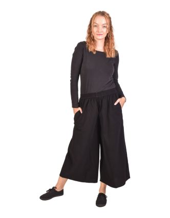 Pohodlné volné černé tříčtvrteční kalhoty, guma v pase a kapsy