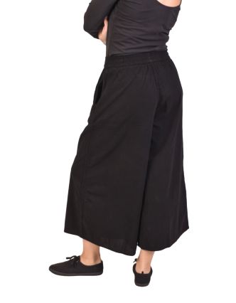 Pohodlné volné černé tříčtvrteční kalhoty, guma v pase a kapsy