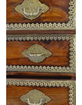Šuplíková komoda z palisandrového dřeva zdobená mosazným kováním, 75x41x145cm
