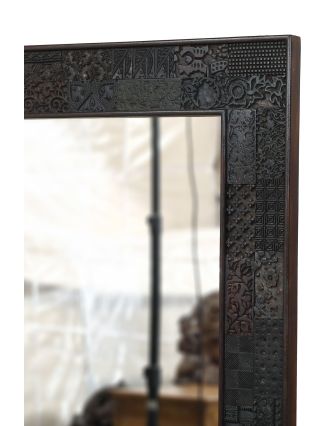 Zrcadlo v rámu z teakového dřeva zdobené starými raznicemi, 91x4x183cm