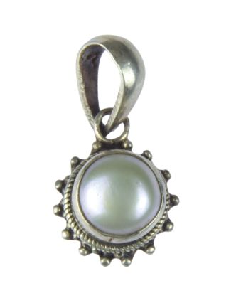 Stříbrný přívěšek vykládaný perlou, výška 20mm šířka 10mm, Nepál, 2g