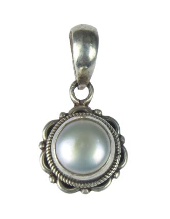 Stříbrný přívěšek vykládaný perlou, výška 20mm šířka 10mm, Nepál, 2g