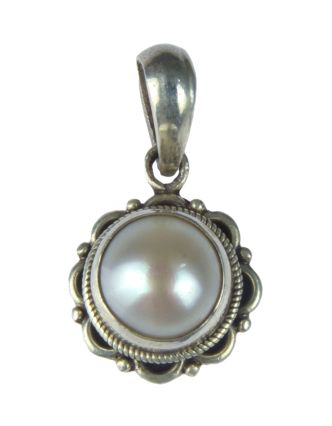 Stříbrný přívěšek vykládaný perlou, výška 21mm šířka 12mm, Nepál, 2g