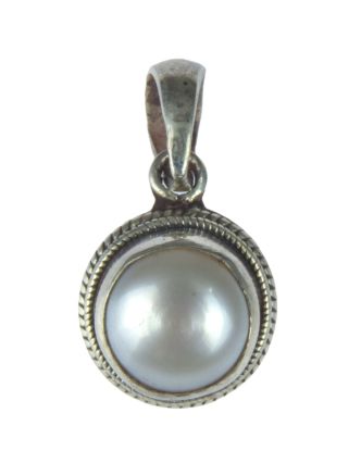 Stříbrný přívěšek vykládaný perlou, výška 21mm šířka 11mm, Nepál, 2g