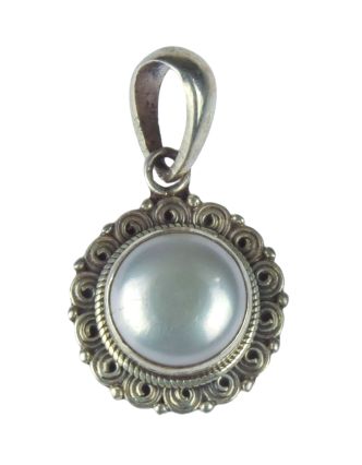 Stříbrný přívěšek vykládaný perlou, výška 22mm šířka 13mm, Nepál, 2g