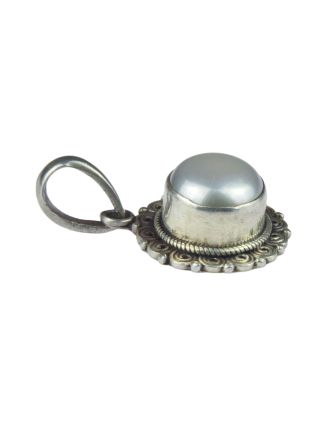 Stříbrný přívěšek vykládaný perlou, výška 22mm šířka 13mm, Nepál, 2g