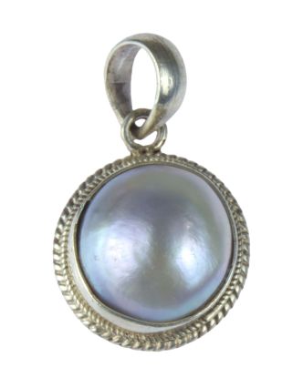 Stříbrný přívěšek vykládaný perlou, výška 25mm šířka 15mm, Nepál, 4g