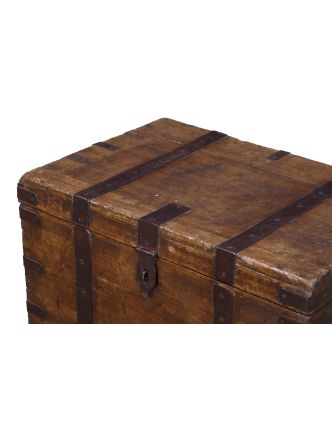Stará truhla z teakového dřeva, železné kování, 69x45x41cm