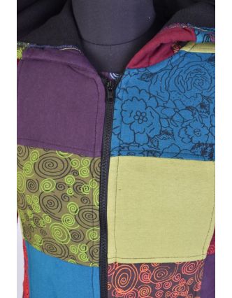 Kabátek v multibarevném patchworkovém provedení s kapucí, zapínání na zip, kapsy