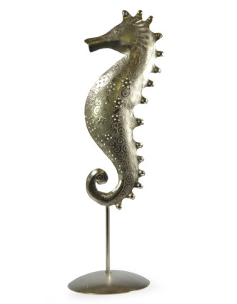 Svícen ve tvaru mořského koníka z tepaného kovu, velký 13x13x43cm