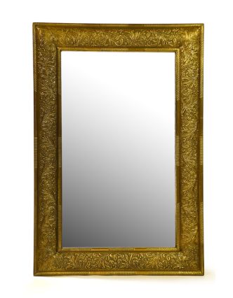 Zrcadlo v dřevěném rámu zdobené mosazným plechem, 60x90x4cm